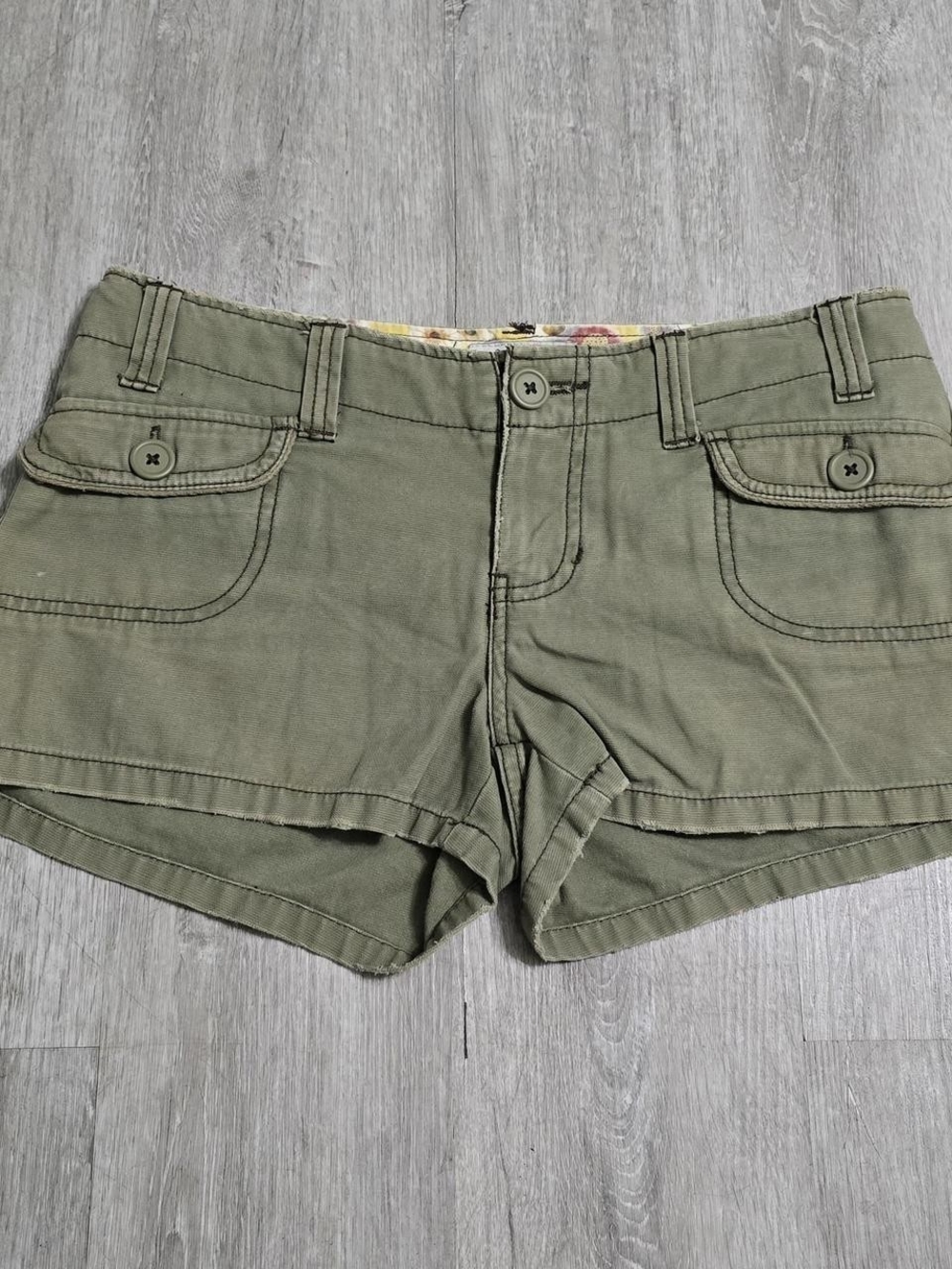 Y2K No Boundaries Khaki Green Low Rise Cargo Shorts Size 7